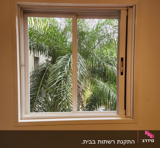 חלון אלומיניום עם מסגרת לבנה